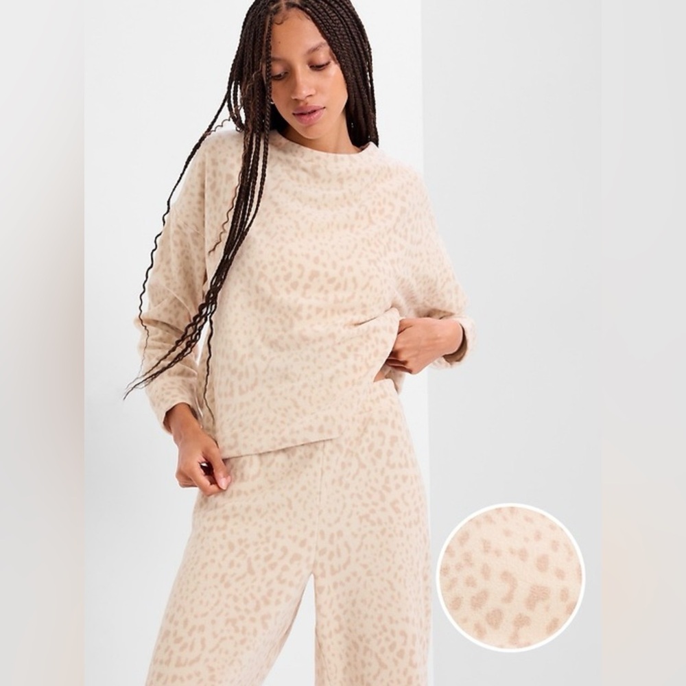 GAP Leopard Print Microfleece Crewneck Top ⭐️